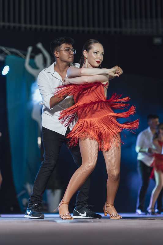 Actuación de salsa en pareja de Fama Estudio de Danza