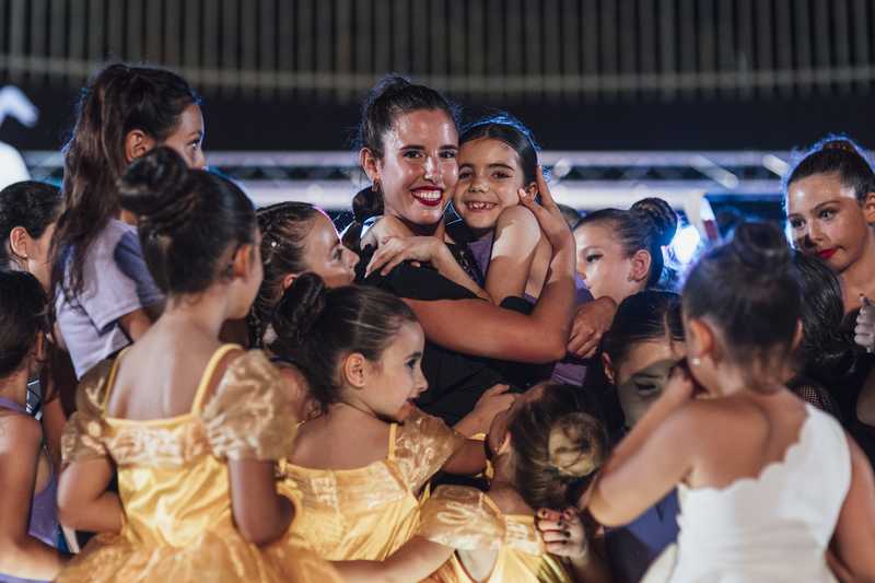 Alumnas de Fama Estudio de Danza celebrando el festival de fin de curso