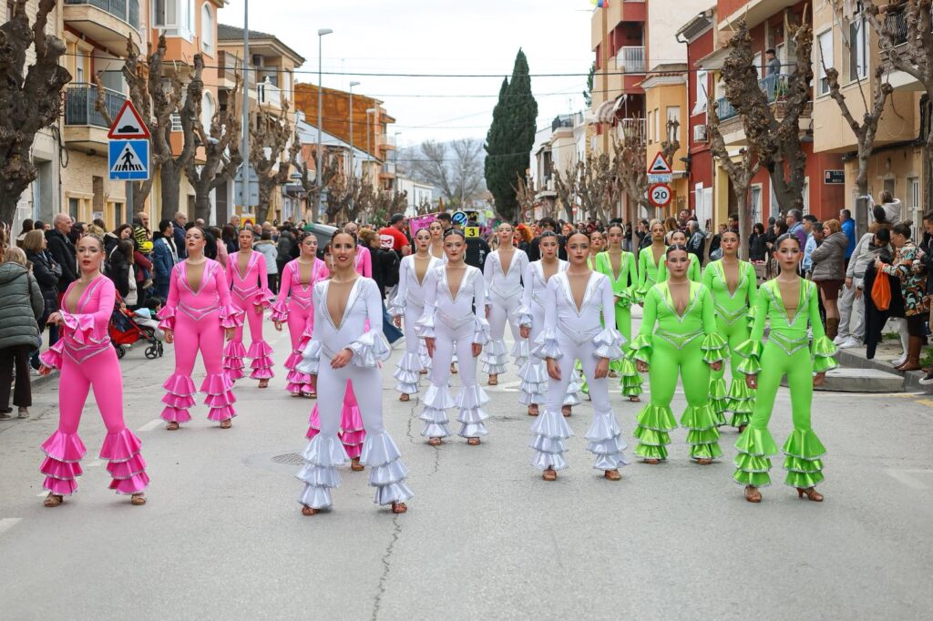 Grupo de FAMA en el desfile ABBA con vestuario rosa, blanco y verde
