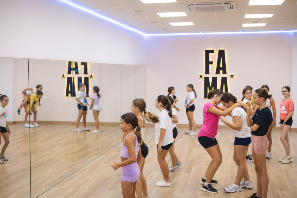 Alumnas practicando por parejas ante los espejos de la academia FAMA