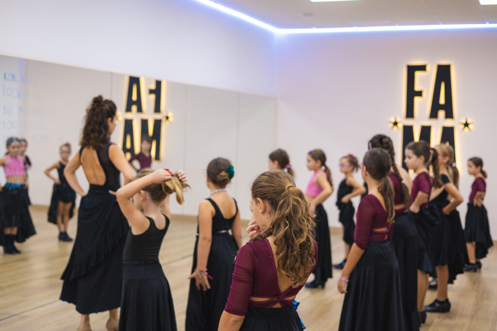 Virginia Rabadán con su grupo de danza infantil frente a los espejos de FAMA