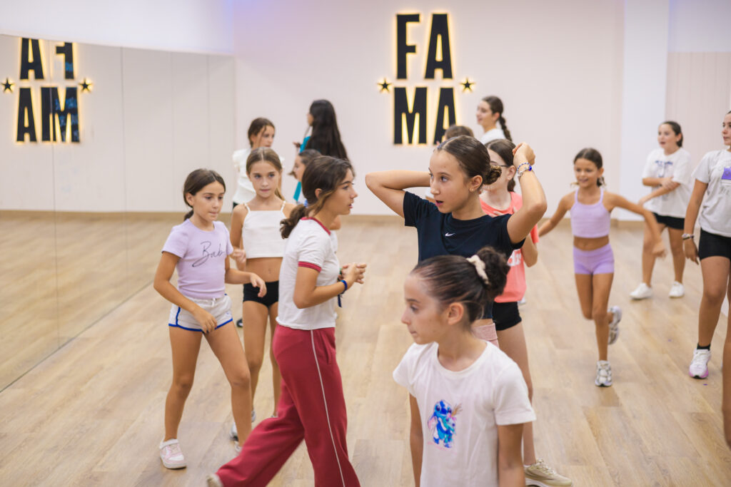 Ensayo de una coreografía en grupo en la sala de FAMA