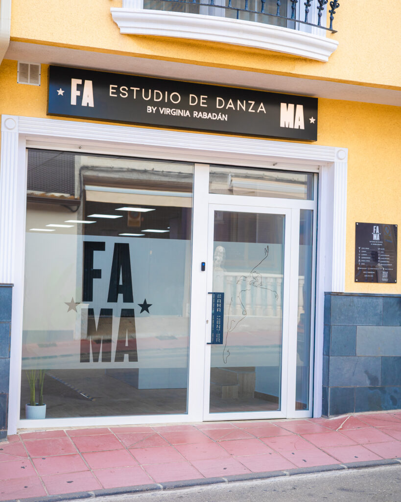 Fachada y puerta de entrada de FAMA Estudio de Danza en Calle Jardín 8 de Molina de Segura